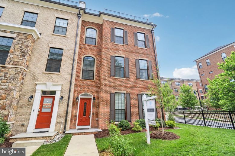 Exterior, Facade, Brick Facade, Rowhouse