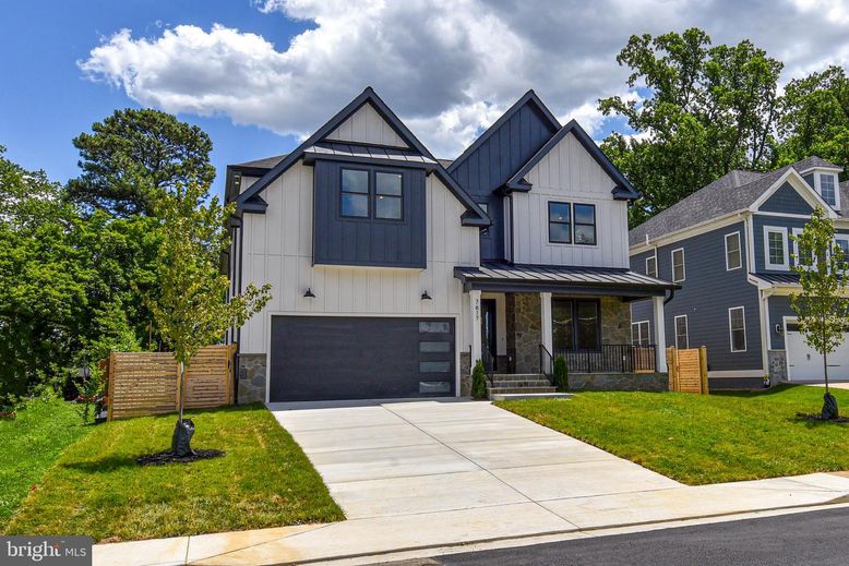 Attached, Exterior, Facade, Farmhouse