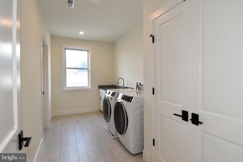 Interior, Recessed Lighting, Washer, Wood Texture Flooring