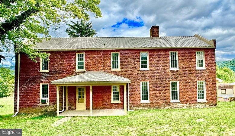 Exterior, Facade, Brick Facade, Georgian