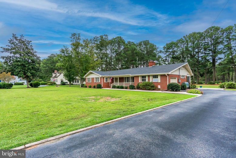 Attached, Backyard, Exterior, Facade, Brick Facade, Ranch