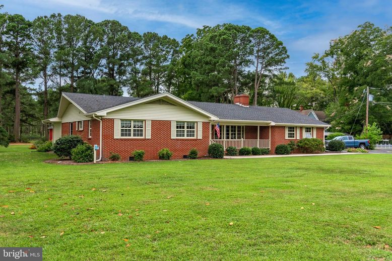 Backyard, Exterior, Facade, Brick Facade, Ranch