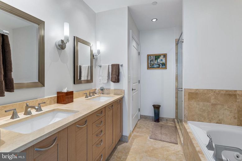 Bathroom, Dual Sink Vanities, Interior, Recessed Lighting