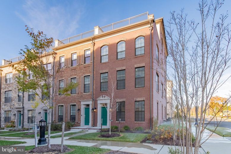 Exterior, Facade, Brick Facade, Rowhouse