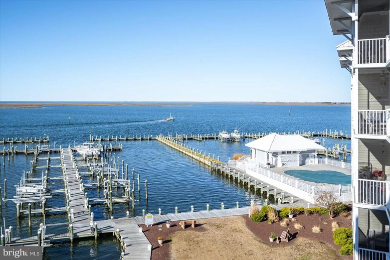 Exterior, Lake