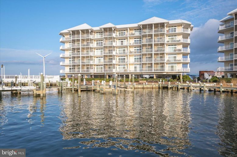 Exterior, Lake