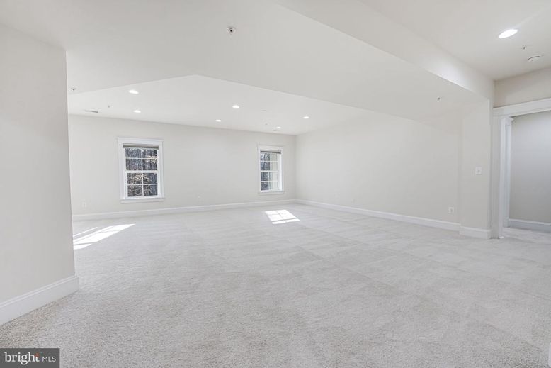 Empty room, Interior, Recessed Lighting