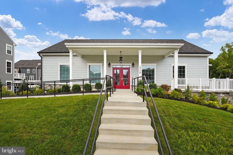 Exterior, Facade, Ranch