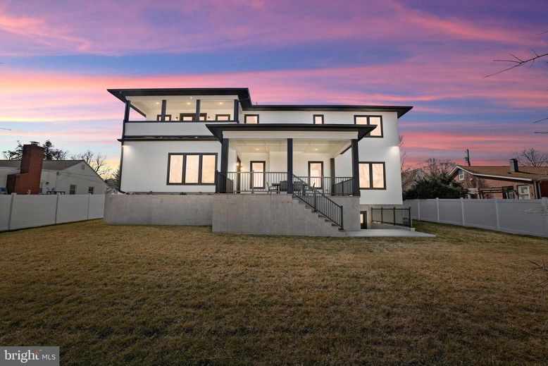 Backyard, Exterior, Facade, Modern