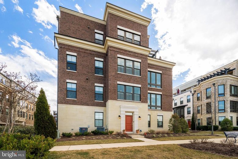 Exterior, Facade, Brick Facade, Rowhouse