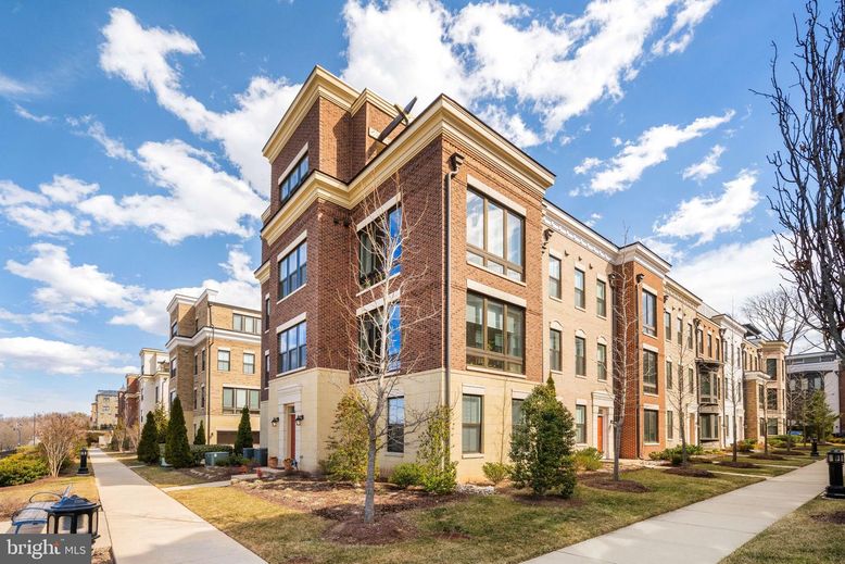 Exterior, Facade, Brick Facade, Rowhouse