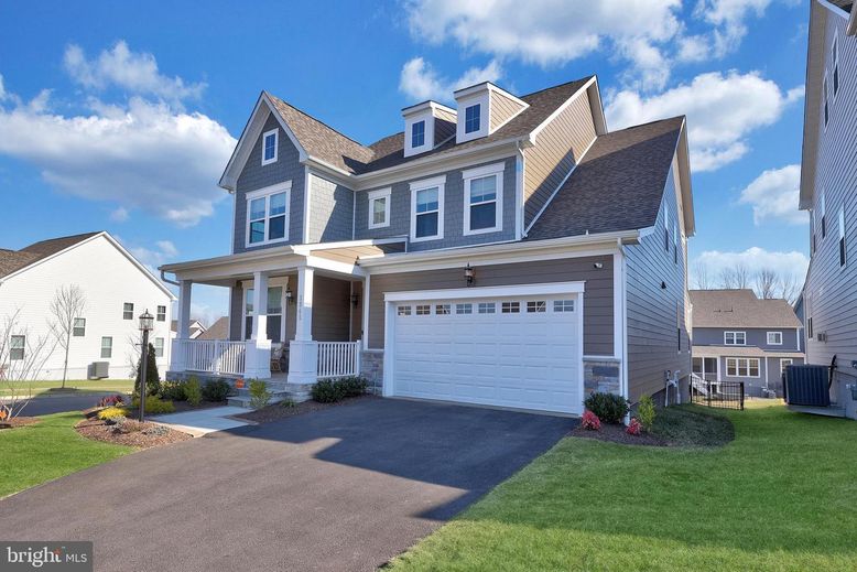 Attached, Exterior, Facade, Farmhouse