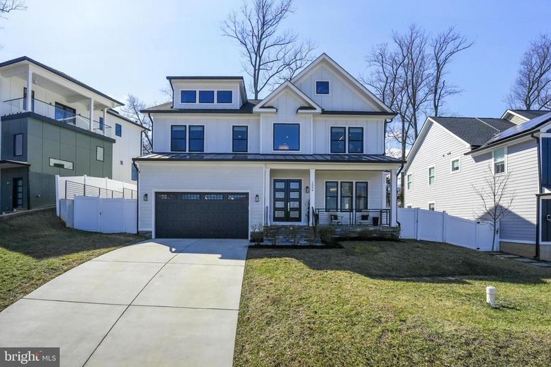 Attached, Exterior, Facade, Farmhouse