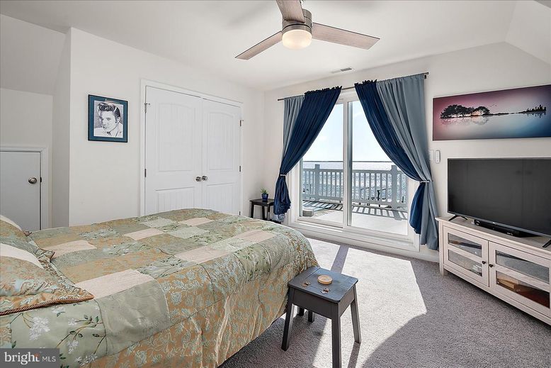 Bedroom, Interior, Water