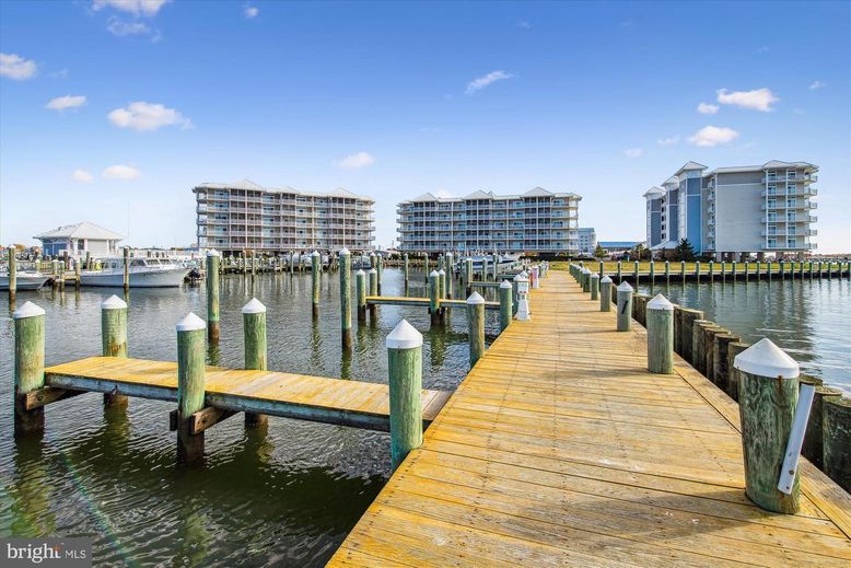 Exterior, Lake