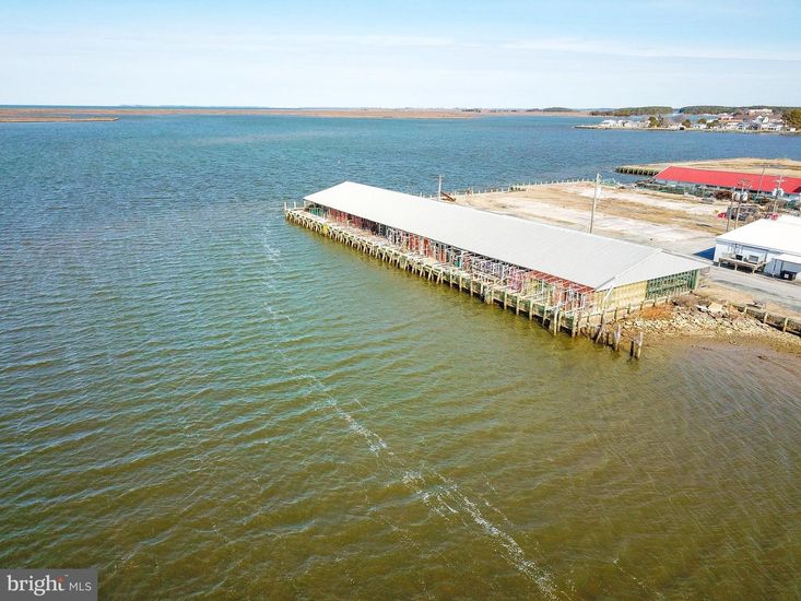 Exterior, Lake