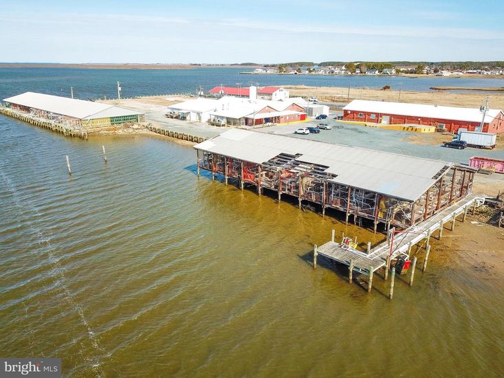 Exterior, Lake