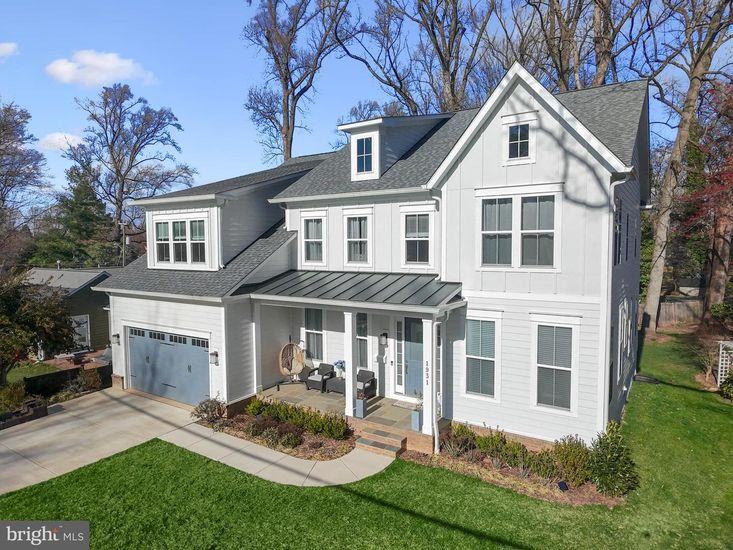 Attached, Exterior, Facade, Farmhouse