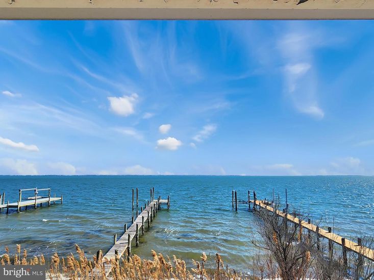 Exterior, Lake