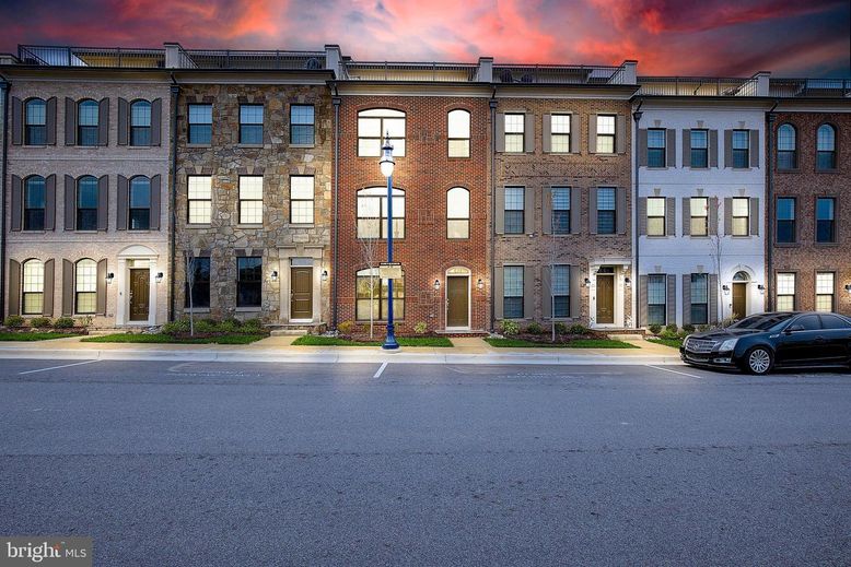 Exterior, Facade, Brick Facade, Rowhouse