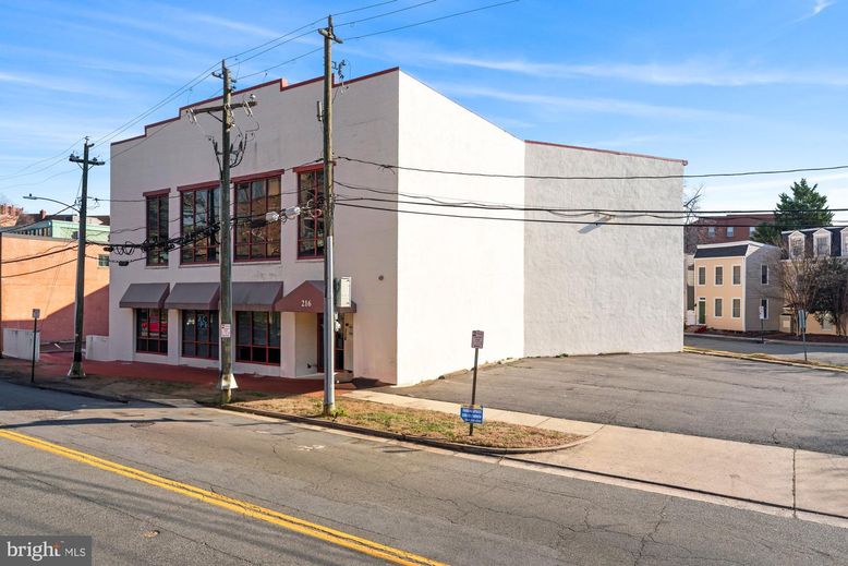 Exterior, Facade, Modern