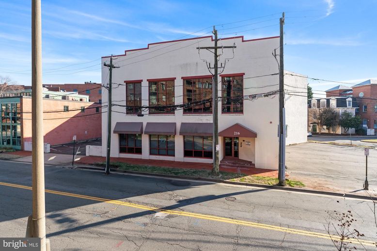 Exterior, Facade, Modern
