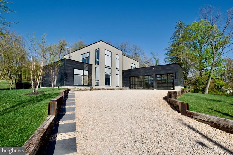 Backyard, Exterior, Facade, Modern