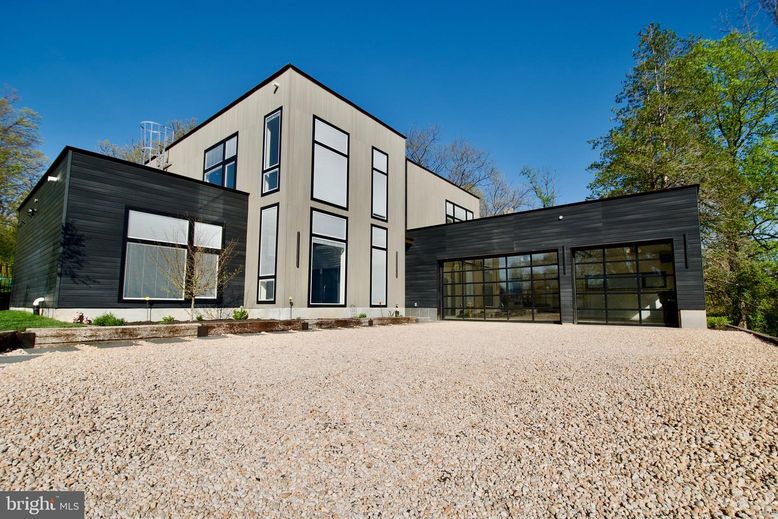 Attached, Backyard, Exterior, Facade, Modern