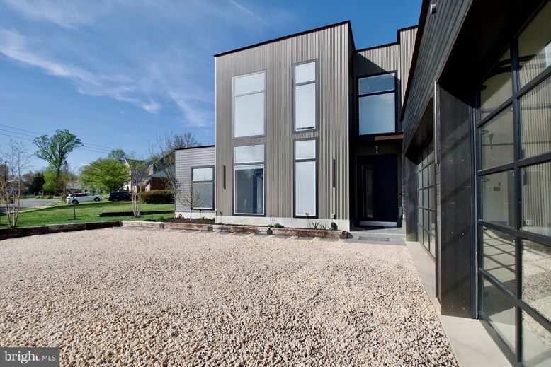 Backyard, Exterior, Facade, Modern