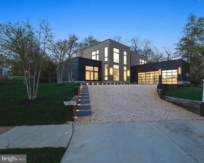 Backyard, Exterior, Facade, Modern