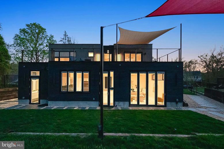 Backyard, Exterior, Facade, Modern