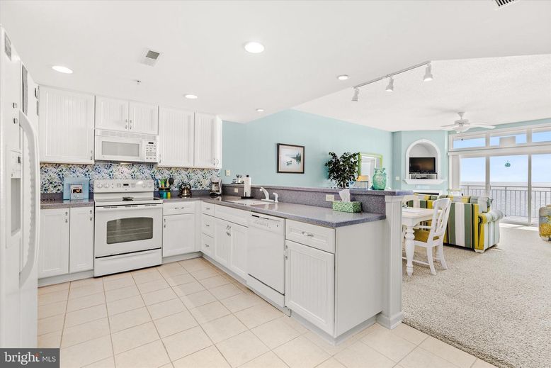 Dining room, Interior, Kitchen, Recessed Lighting