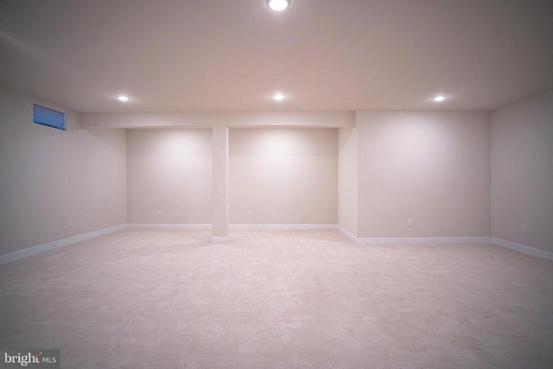 Empty room, Interior, Recessed Lighting