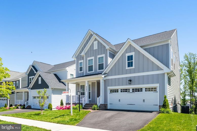 Attached, Exterior, Facade, Farmhouse