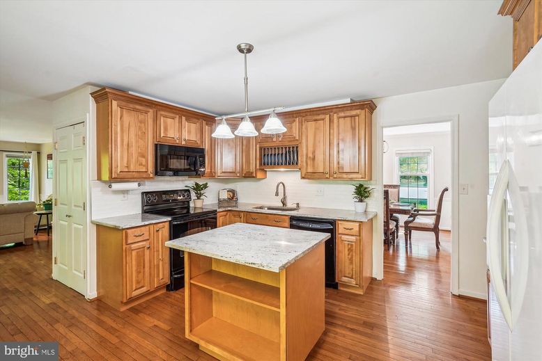 Dining room, Interior, Kitchen, Pendant Lights, Wood Texture Flooring