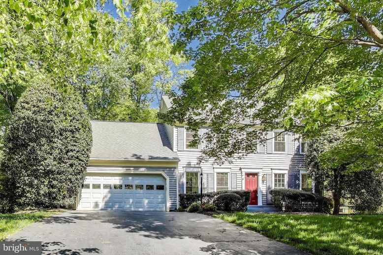 Attached, Exterior, Facade, Cape Cod