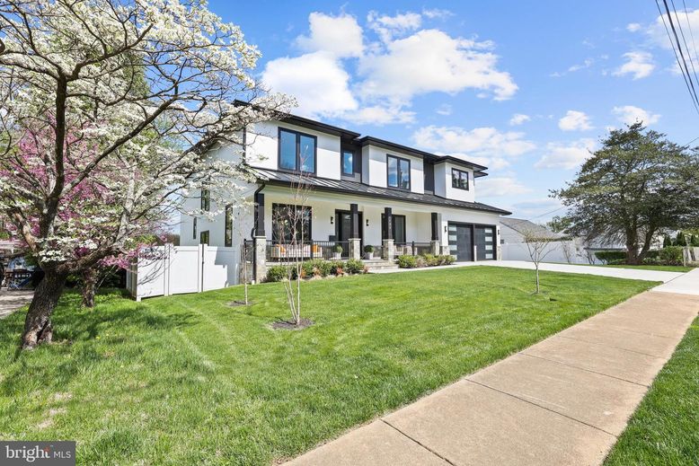 Backyard, Exterior, Facade, American Foursquare