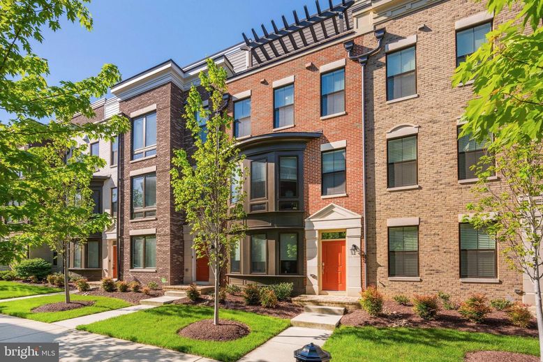 Exterior, Facade, Brick Facade, Rowhouse