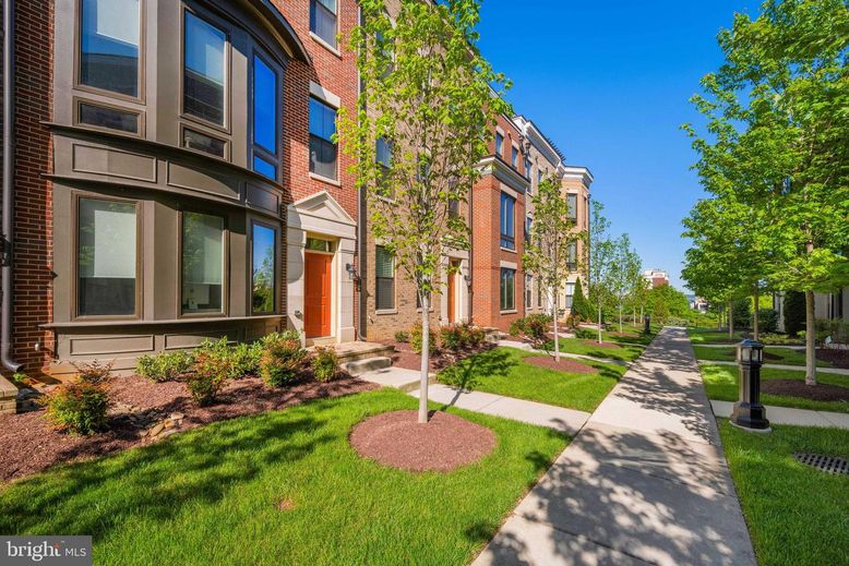 Exterior, Facade, Brick Facade, Rowhouse