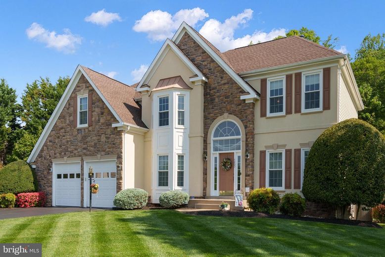 Attached, Exterior, Facade, Brick Traditional