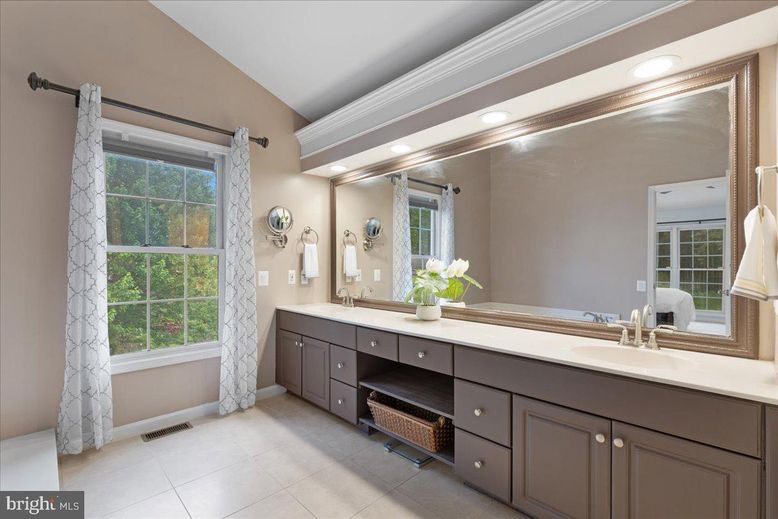 Bathroom, Dual Sink Vanities, Interior, Recessed Lighting