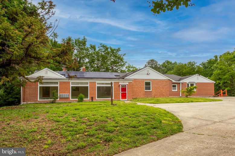 Exterior, Facade, Brick Facade, Solar Panels, Ranch