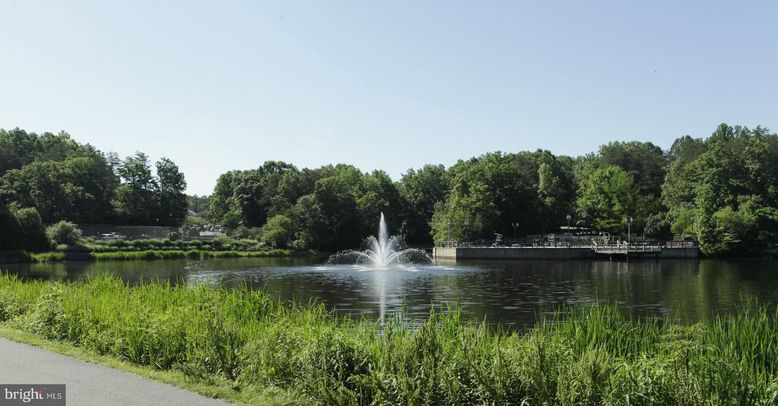 Exterior, Lake