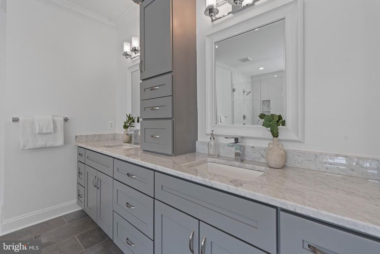 Bathroom, Dual Sink Vanities, Interior