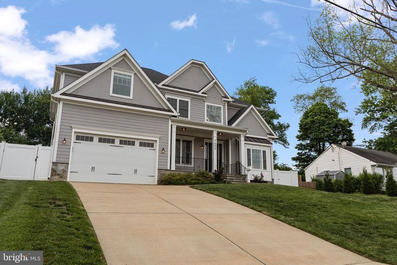 Attached, Exterior, Facade, Farmhouse