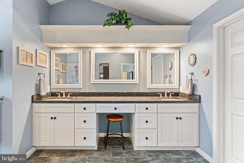 Bathroom, Dual Sink Vanities, Interior, Recessed Lighting