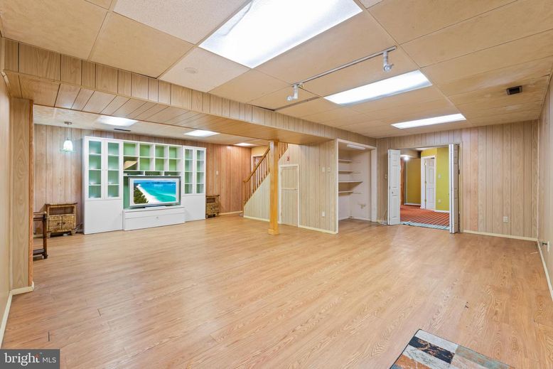 Empty room, Interior, Recessed Lighting, Wood Texture Flooring, Wooden Walls