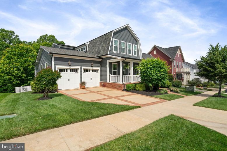 Attached, Exterior, Facade, Farmhouse