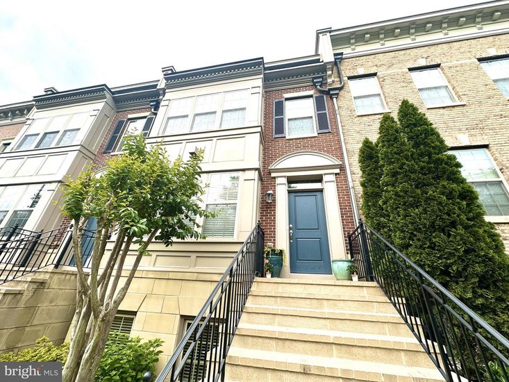 Exterior, Facade, Brick Facade, Rowhouse
