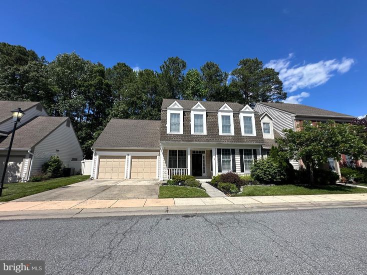 Attached, Exterior, Facade, Cape Cod